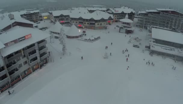 Volar sobre el territorio de la estación de esquí Ruka, Finlandia — Vídeo de stock