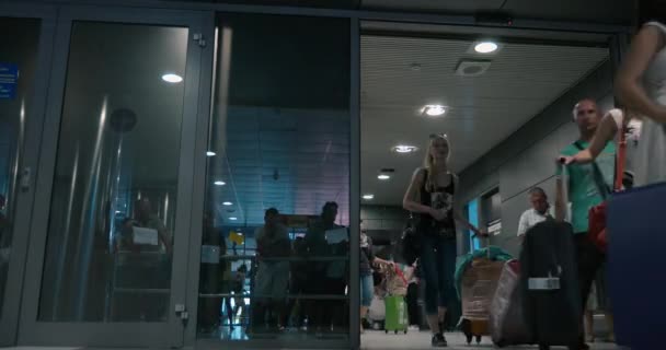 Timelapse van mensen verlaten de luchthaven terminal — Stockvideo