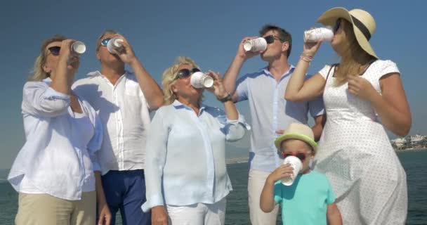 Het drinken van thee en opdagen duimen buiten en gelukkige familie — Stockvideo