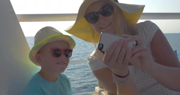 Moeder en zoon selfie te nemen tijdens de reis van de zee — Stockvideo