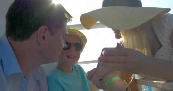 Famiglia di tre persone che viaggiano via mare e utilizzano il cellulare — Video Stock