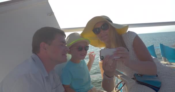 Familie mobiele selfie maken op het schip — Stockvideo