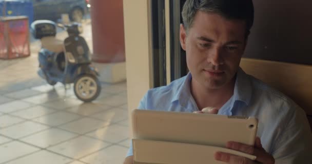 Muži, kteří pracují s počítačem tablet Pc v kavárně — Stock video