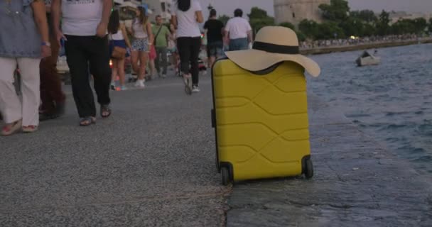Koffer mit Sommer auf Hut in belebter Uferpromenade — Stockvideo