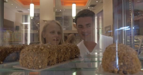 Mann und Frau wählen Kuchen in Konditorei — Stockvideo