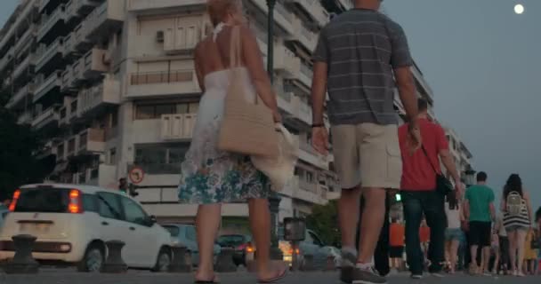 Автомобили и движение людей в вечернем городе — стоковое видео