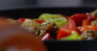 Tavada pişirilmiş sebze karışımı