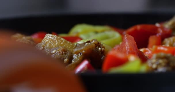 Mezcla de verduras cocidas en la sartén — Vídeos de Stock