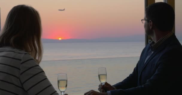 Miłości para cieszyć się romantyczny wieczór w kawiarni nad brzegiem morza — Wideo stockowe