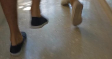 Açık eğitim için aşağı çalışan iki kişi