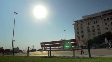 Parkour Tracer. Genç Adam Tezgah üzerinde Frontflip yapma