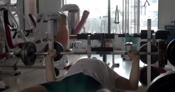 Personas mayores haciendo ejercicio en el gimnasio — Vídeos de Stock