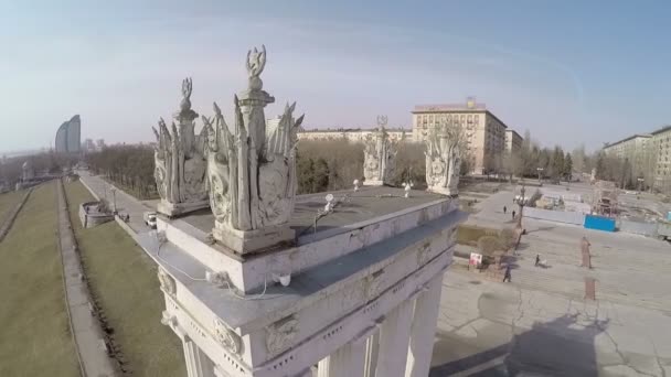 Promenade fluviale centrale avec de vieilles colonnes à Volgograd, Russie — Video