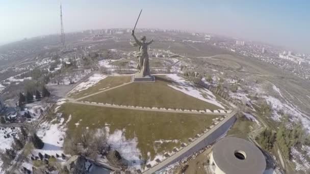 Vista aérea del monumento a Mamaev Kurgan en Volgogrado. Rusia — Vídeos de Stock