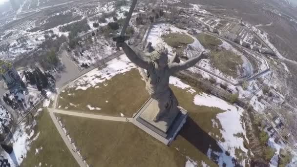Voando sobre estátua monumental Pátria chama em Volgograd, Rússia — Vídeo de Stock
