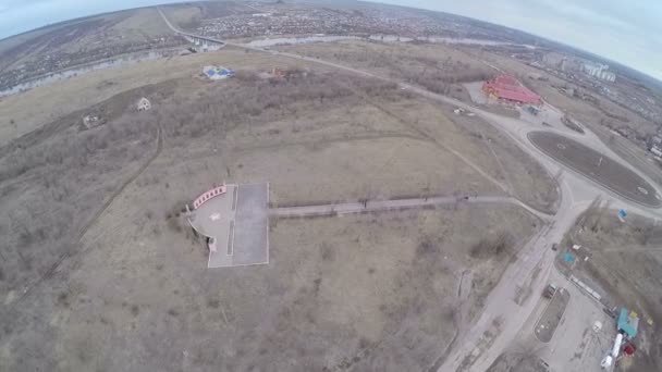 Flyger över höjden av odödlighet Memorial Complex — Stockvideo