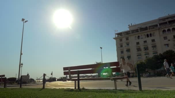 Parkour stopař. Mladý muž, který se předklání nad lavičkou — Stock video