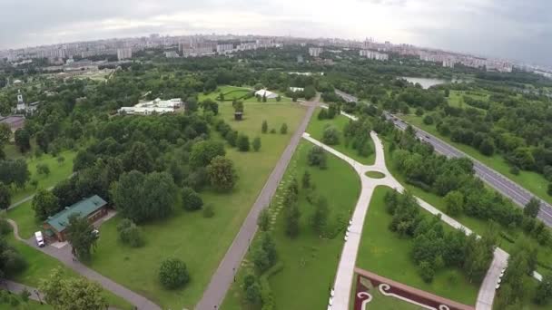 Voando sobre a cidade com vastas plantações verdes — Vídeo de Stock