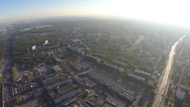 Пролетая над районом города в солнечный день — стоковое видео