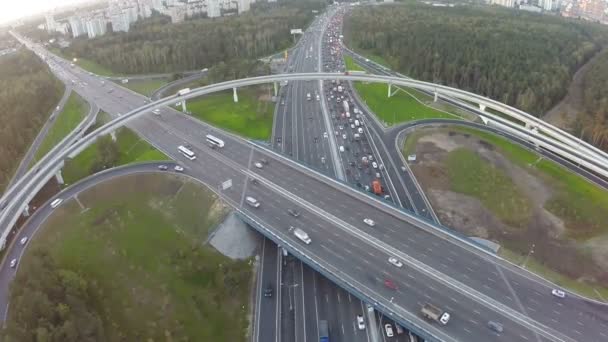 Centrale snelweg en viaducten, luchtfoto — Stockvideo