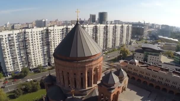 Vliegen over de orthodoxe kerk in de stad — Stockvideo