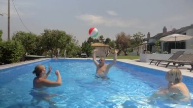 Bir top havuzu ile oynarken aile