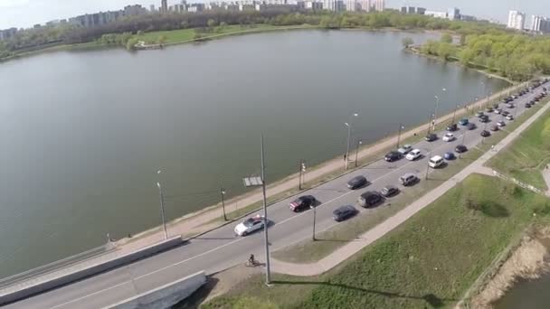 Survoler la circulation automobile sur la route au bord de l'eau 