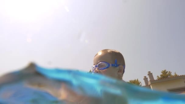 Un niño y una abuela en la piscina — Vídeo de stock