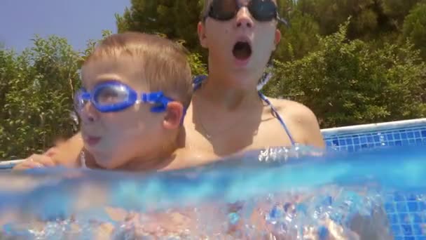 Mujer y niño aguantando la respiración bajo el agua — Vídeo de stock