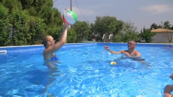 Счастливая семья проводит время в бассейне — стоковое видео