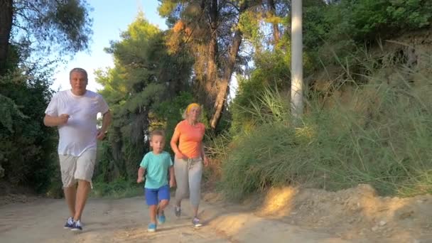 Familjen Jogging i Park eller skogen — Stockvideo