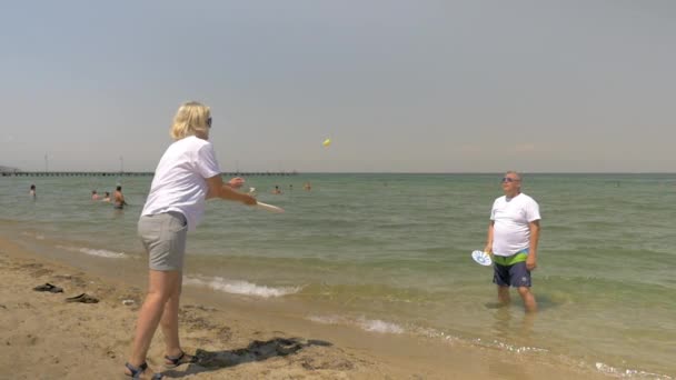 Grających w tenisa plażowego nad morzem — Wideo stockowe