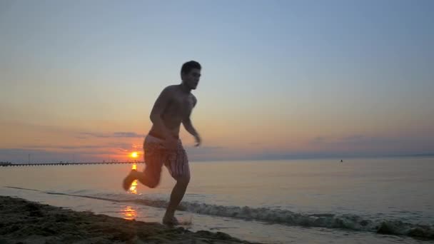 Acrobat takla sahilde yapma — Stok video