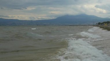 Dalgalar kaba deniz