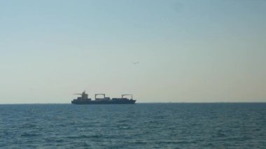 Denizde sürüklenen bir kargo gemisi
