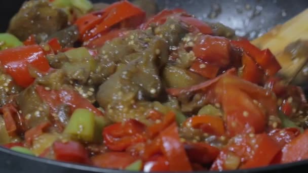 Mexendo legumes guisando na frigideira — Vídeo de Stock