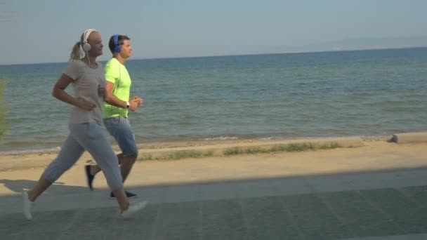 Persone in cuffia che fanno jogging lungo l'Esplanade — Video Stock