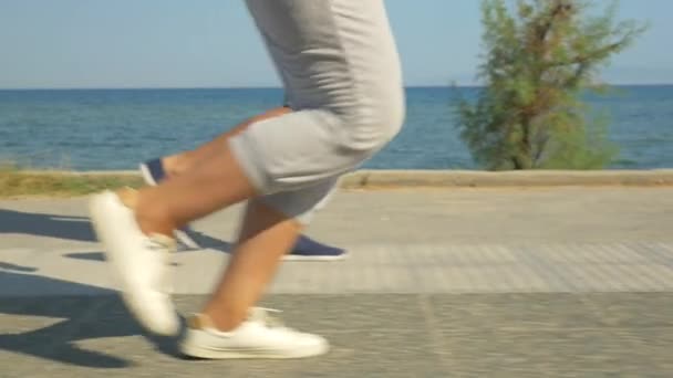 Ноги двух бегущих людей — стоковое видео