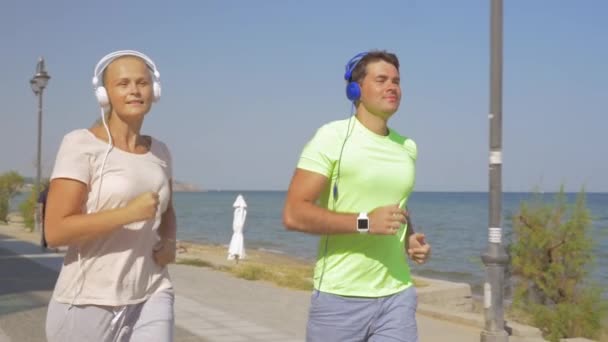 Usar el reloj inteligente durante el jogging matutino — Vídeo de stock