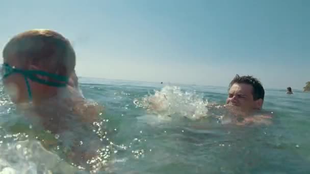 Хлопчик обертається навколо і хлюпалися у морі — стокове відео