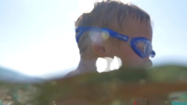 바다에 다이빙 하는 어린 소년 — 비디오
