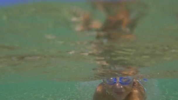 Garçon en lunettes de natation sous l'eau de la mer — Video