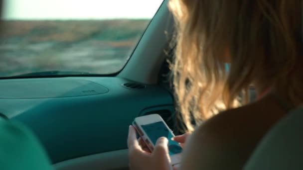 Mulher Passageiro de carro com Smartphone em mãos — Vídeo de Stock