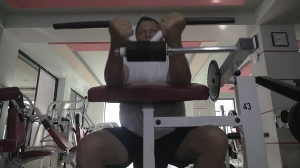 Komuta sizde spor salonunda eğitim makinede egzersiz yaparak — Stok video