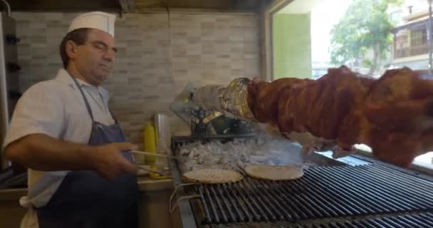 Koch im Café grillt Brot und braten Fleisch — Stockvideo