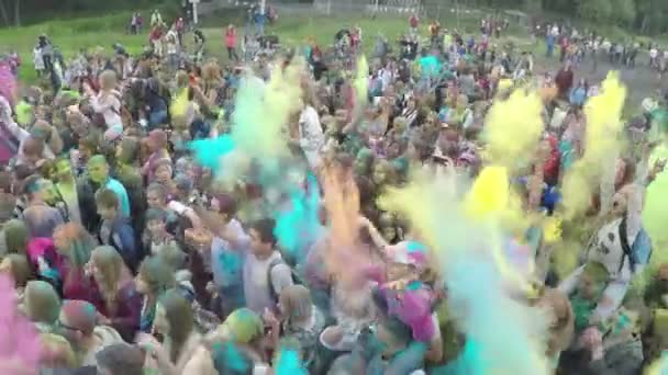 Foule de personnes sur Color Fest, vue aérienne — Video