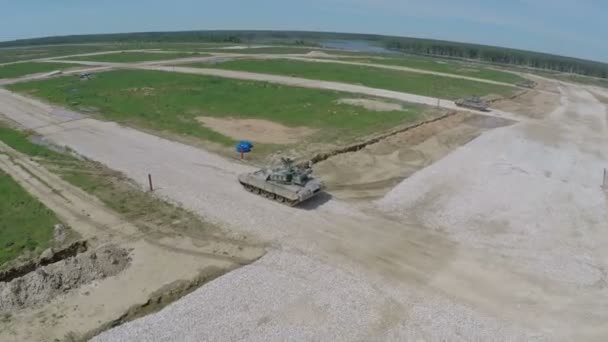 Luchtfoto van tanks afvuren doelen tijdens playwar — Stockvideo