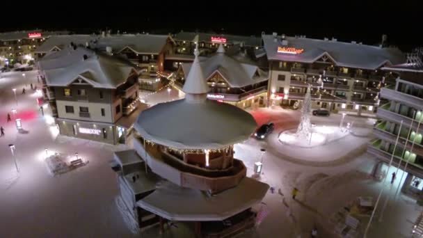 夜、フィンランド冬のリゾート村上空 — ストック動画