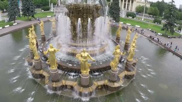 Vliegen over de vriendschap van Naties fontein in Moskou — Stockvideo