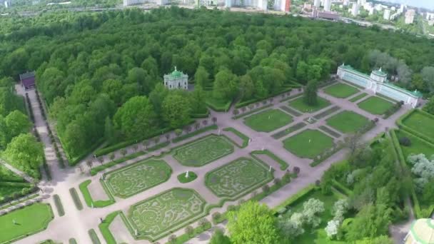 Palast und Platz mit grünem Rasen in Zaritsyno, Luftaufnahme — Stockvideo